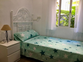 Zimmer für Singles in einem typischen andalusischen Stadthaus mit Sonnenterrasse